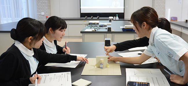 学生が実験する様子